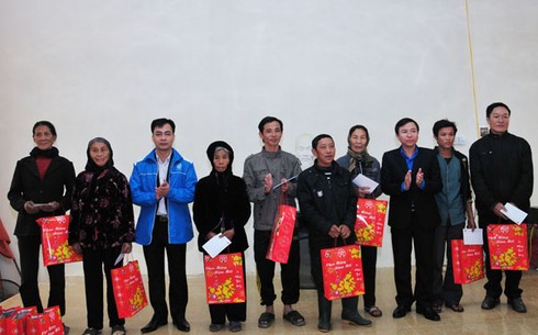 T. Ư Đoàn tặng quà cho người nghèo Hà Tĩnh - ảnh 2